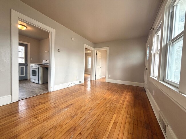 Photo - Cozy 2 Bedroom Single Family Home- Near Bellevue Wi