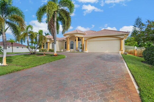 Photo - 499 SW Laconic Ave