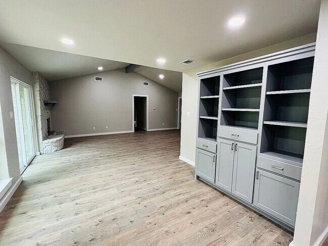 Photo - NO HOA - 4/2 Large Privacy Fenced Yard, Ac...