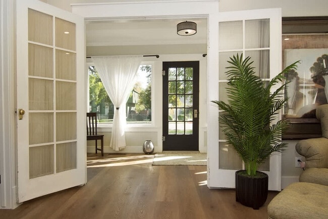 Building Photo - 1924 Cleveland Blvd Unit ID1460951P