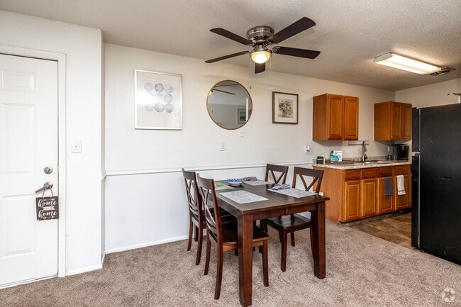 2BR, 1BA - 865 SF