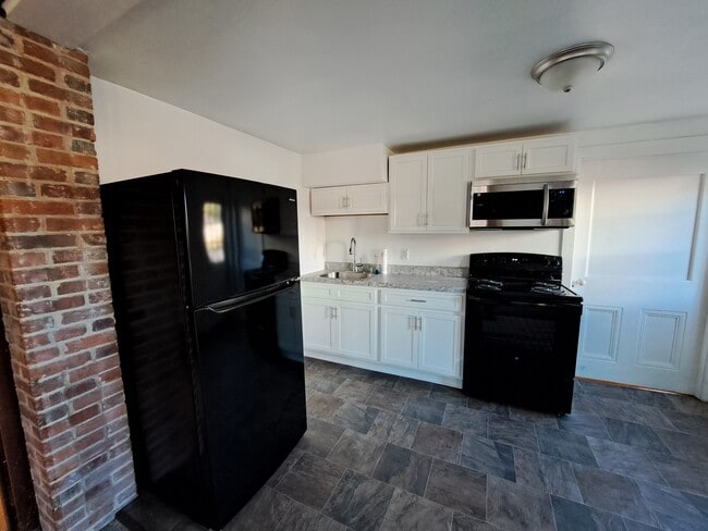 Building Photo - 260 W State St Unit Ground Floor