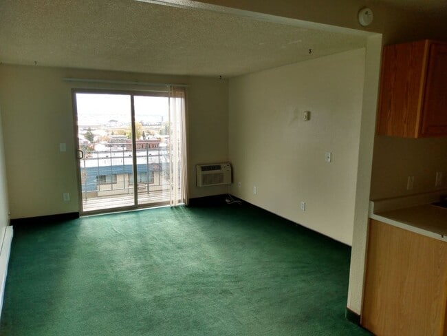 Building Photo - 2 bedroom 1 bathroom upstairs apartment - Granvue Apartments,