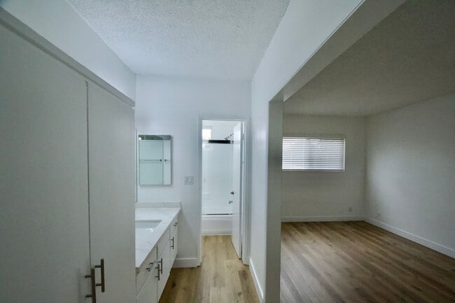 Photo - 10847 Kling St Unidad 03