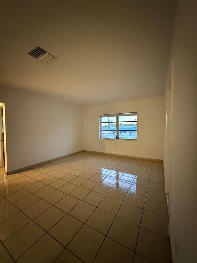 Photo - 890 NW 39th St Unit 12