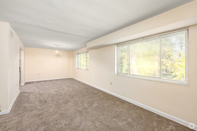 2BR, 2BA - 988SF - Living Room