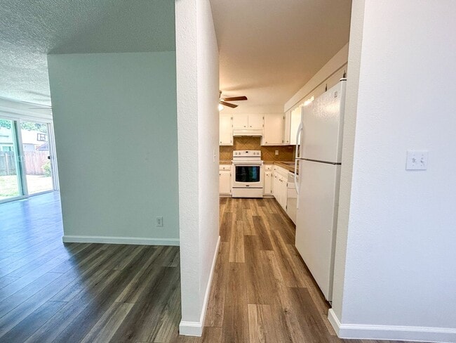 Photo - 1488 Warbler Dr SE