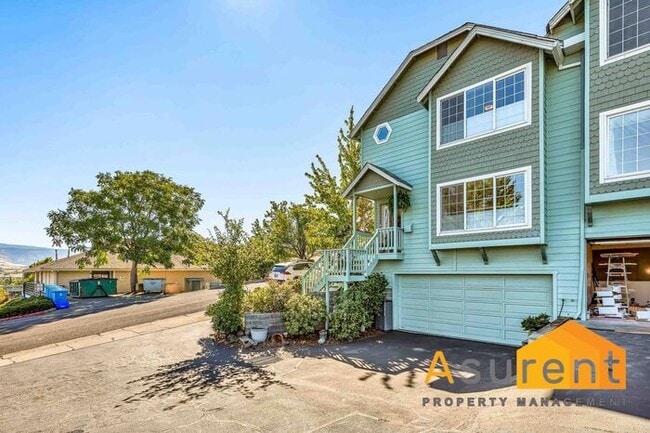 Building Photo - Stunning Home with Beautiful views of Ashland Available Soon!