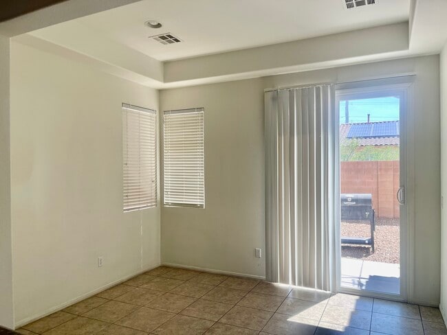 Photo - 6550 Ditmars St