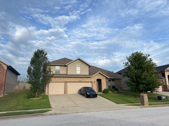 3 Br Stunner in Ozark - Tesla EV charger - 3 Br Stunner in Ozark - Tesla EV charger House