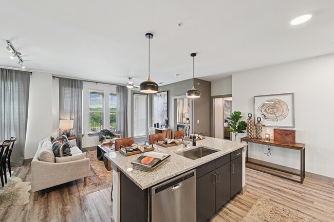 Cocina y sala de estar con suelo de superficie dura. - Avalon Benbrook