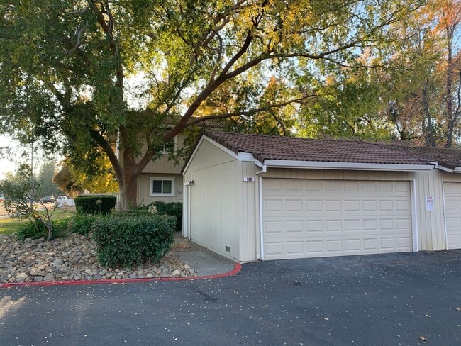 Building Photo - Woodstock Green Townhome unit with a commu...