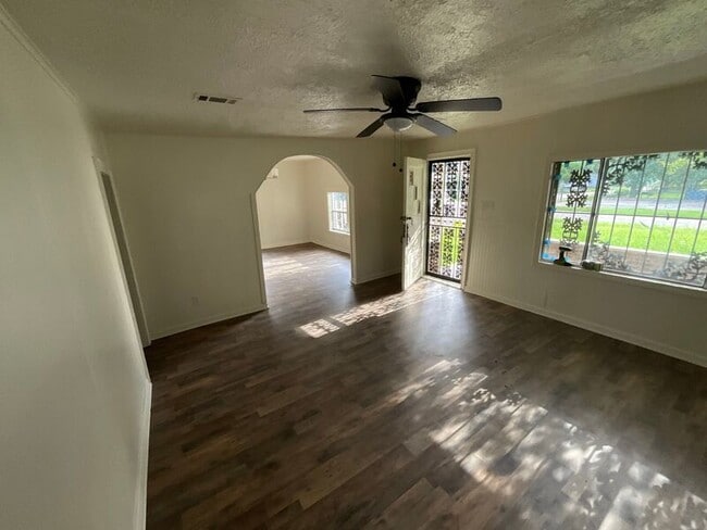 Photo - 2835 Comfort St