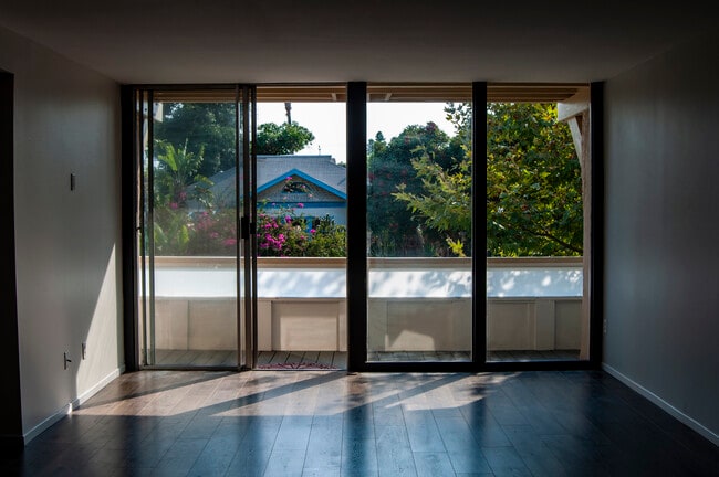 Living Rm - 1535 Yale St