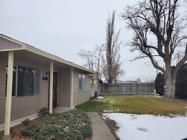 Building Photo - 3 bedroom 1 bath home with 1 car garage an...