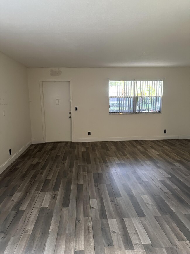 Building Photo - 63 Saxony B Unit B Rental