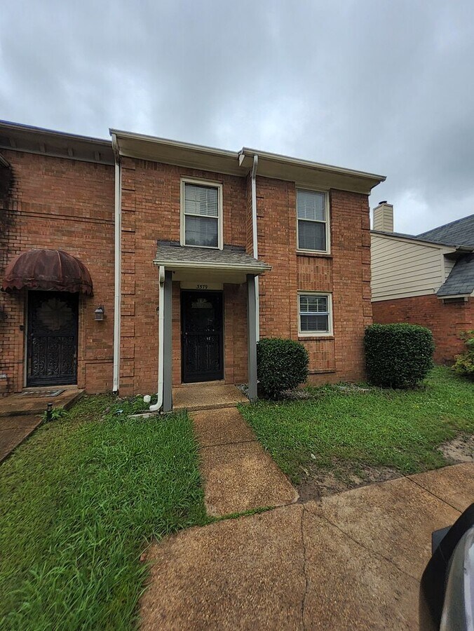Spacious 2 Bed / 2.5 Bath Townhome with Mo... - Spacious 2 Bed / 2.5 Bath Townhome with Mo...