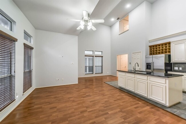 Building Photo - 1241 W 17th St Rental