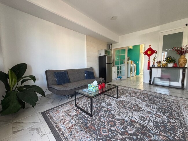 Photo - 931 University Ave