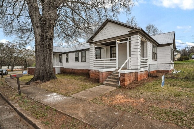 Photo - Spacious 2-Bedroom Duplex in Talladega – M...