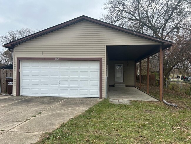 Photo - 1005 Bacon St