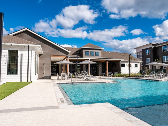 Pool & Outdoor Lounge - The Waters at Crestview Apartments