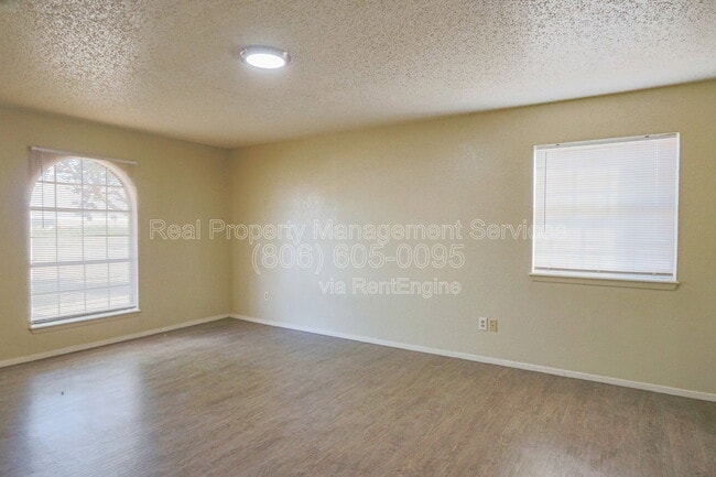 Photo - 2912 Kirby Ave
