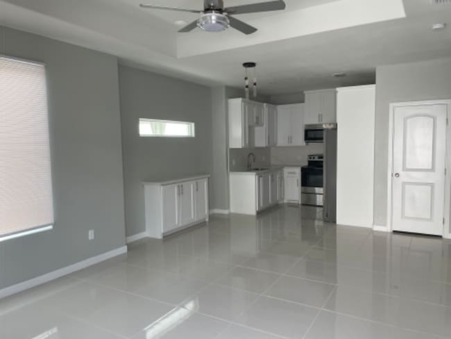 Building Photo - 2507 N Vineyard Ave