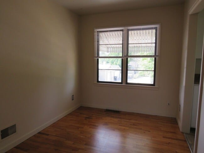 Photo - 3 Bedroom / 1.5 Bathroom Home in Convenien...