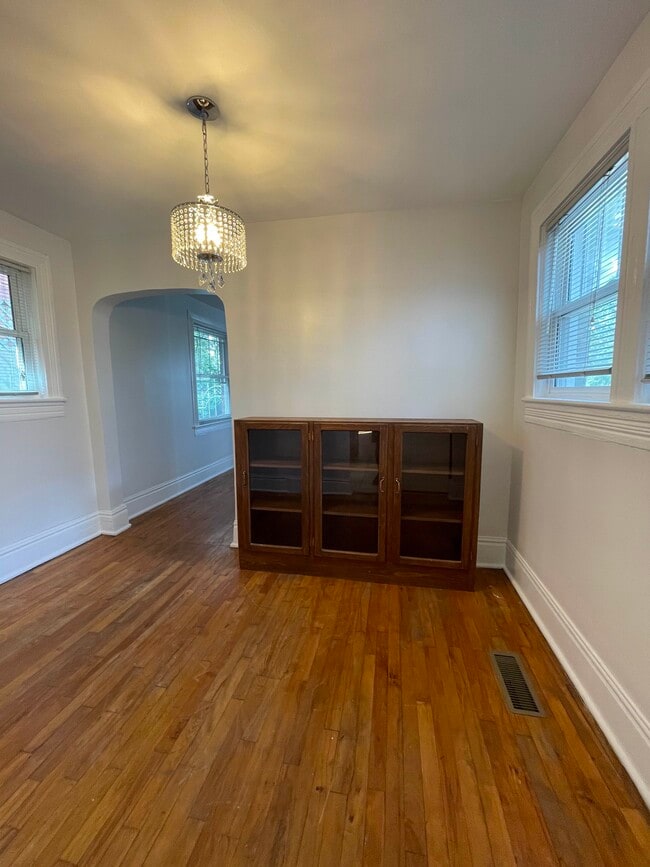 hardwood floors throughout - 942 Russell St Unit A