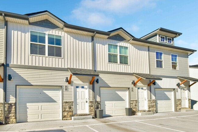 Building Photo - Two Bedroom Townhouse!