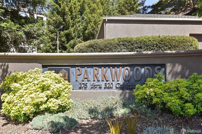 Photo - 220 Caldecott Ln