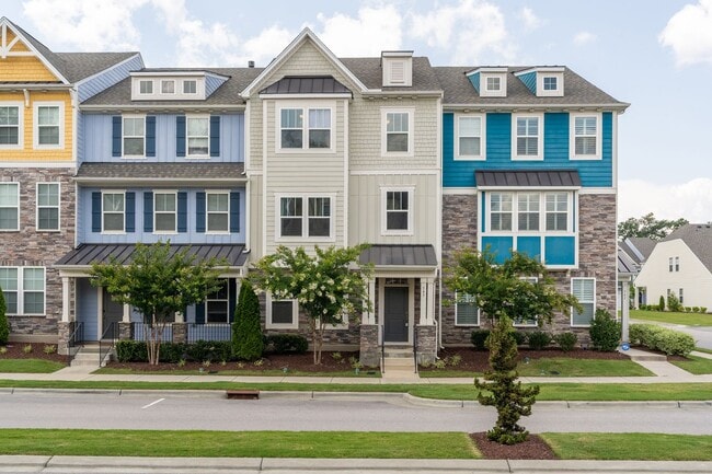 Building Photo - Beautiful 4 bed/3.5 bath townhome in the h...