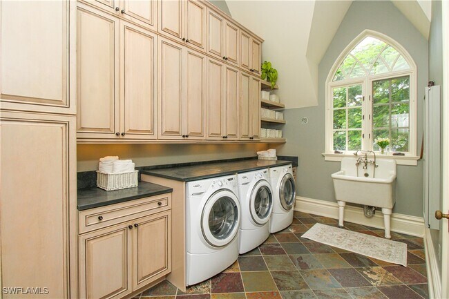 Building Photo - 730 21st Ave S