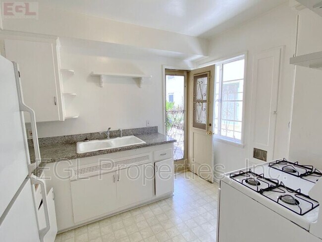 Photo - 923 Le Doux Rd