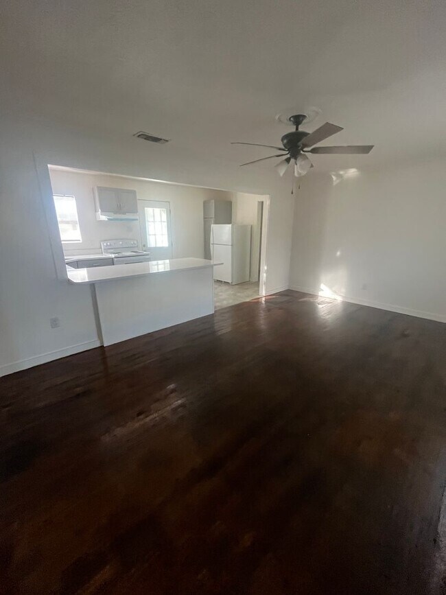 Photo - 210 Clyde St