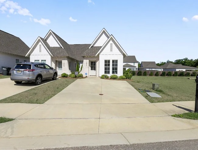 Building Photo - Charming 2 Bed / 2 Bath Cottage Living at Fox Chase