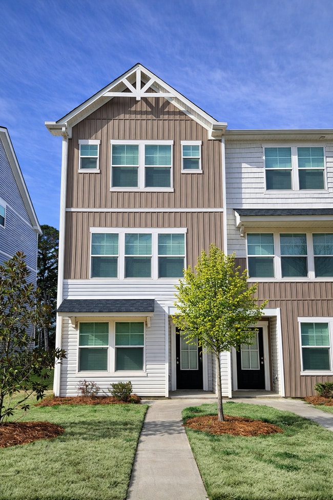 Building Photo - 3-Bedroom, 3.5 Bath Townhome for Rent in Mooresville, NC | Attached Garage & Modern Kitchen