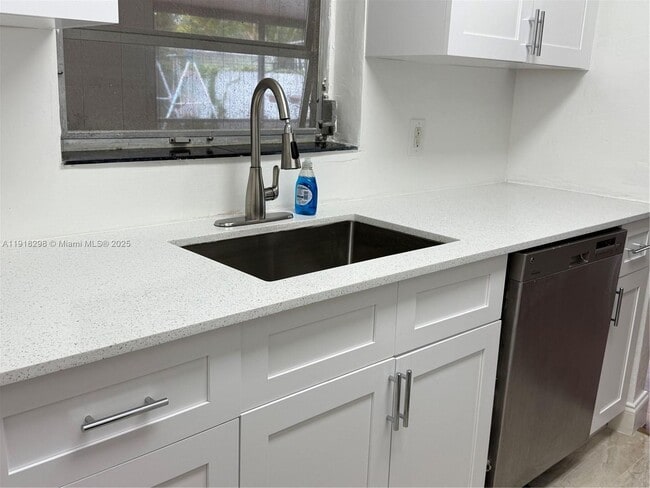 Building Photo - 6420 SW 18th Terrace