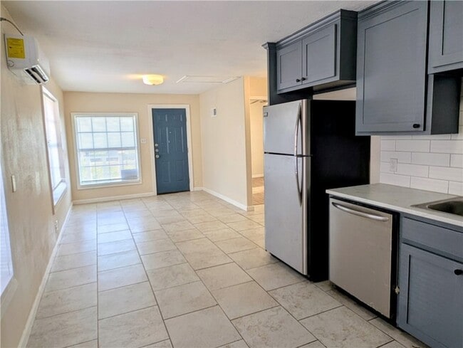 Photo - 637 Jester St