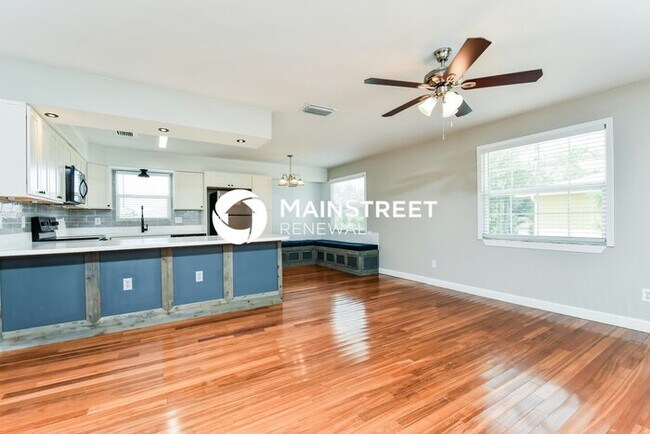 Photo - 3 Bedroom Pet-Friendly Home in Fort Myers, FL with Main Street Renewal