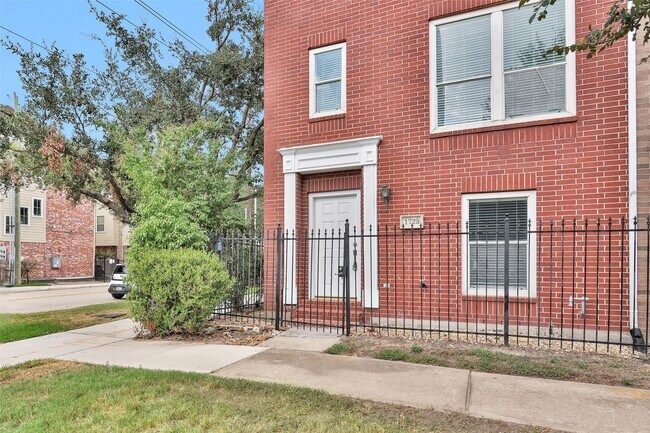 Photo - 1725 Tuam St Unit False