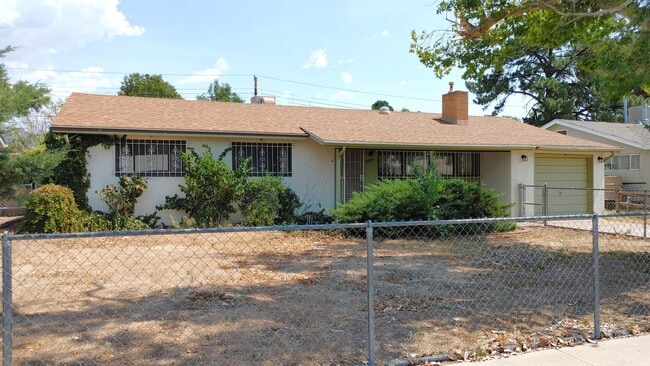 Building Photo - Centrally Located 3 Bedroom 1 Bathroom In ... Rental