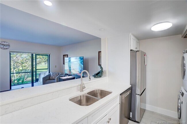 Photo - 331 Golfview Cir