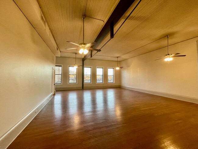 Photo - 105 W Hickory St