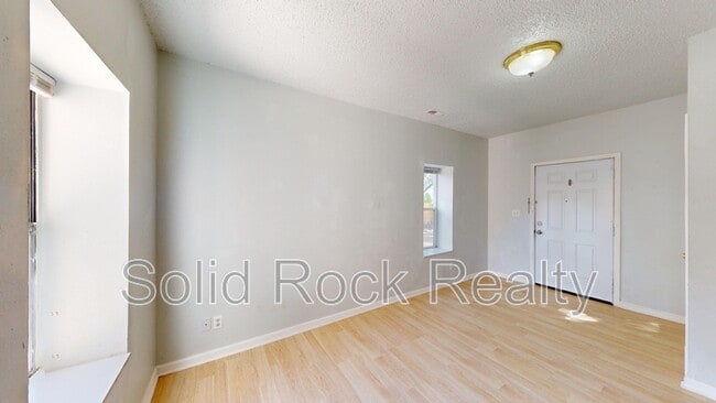 Photo - 714 E 3rd St Unidad 2