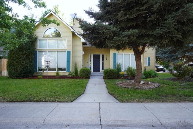 Building Photo - 1394 E Holly St Rental