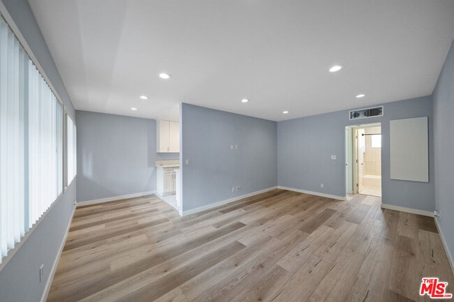 Building Photo - 1116 San Rafael Ave Unit 4