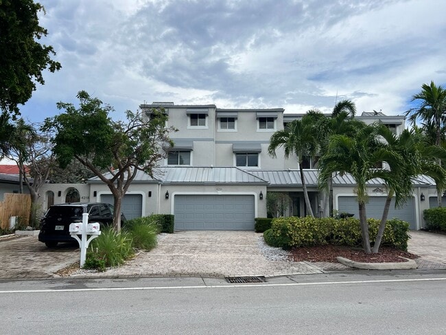 Building Photo - Beautiful 4 Bed 4.5 Bath luxury Townhouse with Elevator located by the Beach Lauderdale by the Sea
