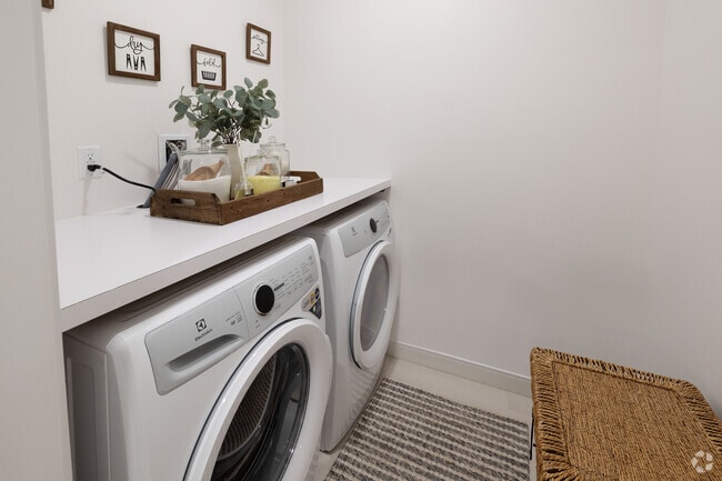 2BR, 2BA - 1,160SF - Laundry